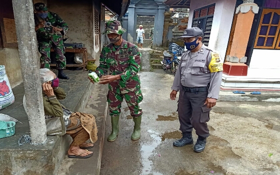 Satgas TMMD Ke 108 Kodim Gianyar Lakukan Penyemprotan Disinfektan, Bagi Masker Dan Hand Sanitizer
