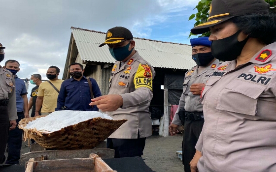 Kapolres Klungkung Tinjau Petani Garam di Kusamba