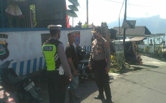 Kapolsek Kintamani Edukasi Para Pelanggar Lalu Lintas yang Tidak Menggunakan Helm dan Masker Saat New Normal