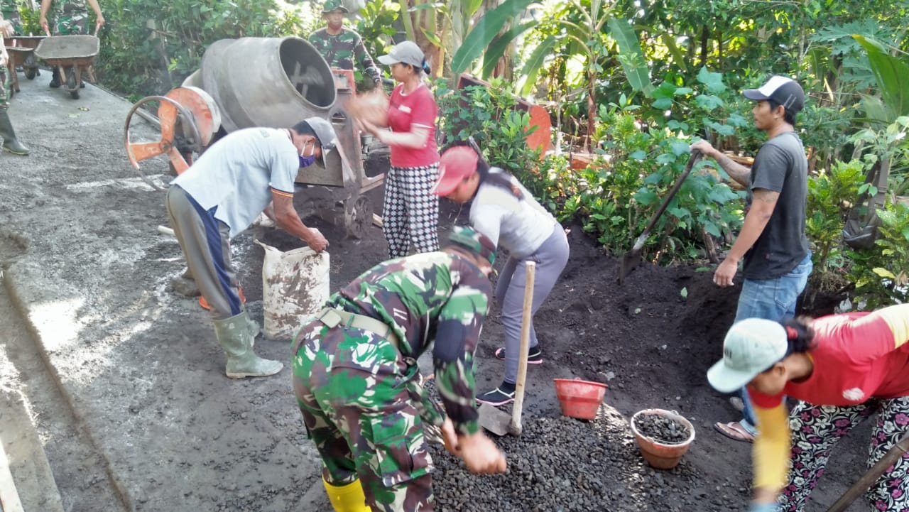 Kodim Jembrana Selesaikan Rabat Beton Bersama Warga