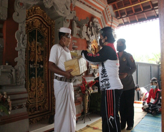 Turut Berduka Cita, Waka Polres Klungkung Melayat Ke Rumah Duka Asn Polri