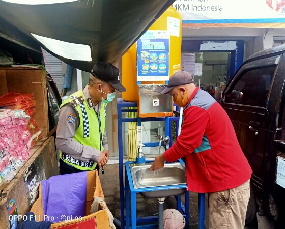 Polisi Polsek Susut Edukasi Masyarakat Rajin Cuci Tangan Pakai Sabun di Air Mengalir