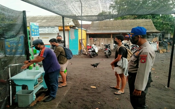Personil Polres Klungkung Himbau Masyarakat Pengguna Jasa Laut Patuhi Protokol Kesehatan