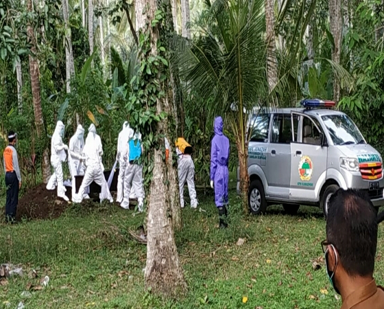 Polisi Bantu Pemakaman Jenazah Warga Korban Covid-19 di Desa Besan