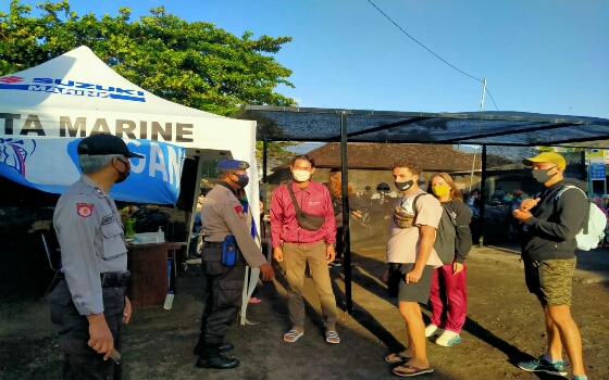 Satpolair Polres Klungkung Imbau Masyarakat Pesisir dan Wisatawan Untuk Disiplin Jalankan Adaptasi Kebiasaan Baru