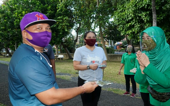 Persit KCK Cabang Korem 163/WS Senam Bersama dan Bagikan Masker