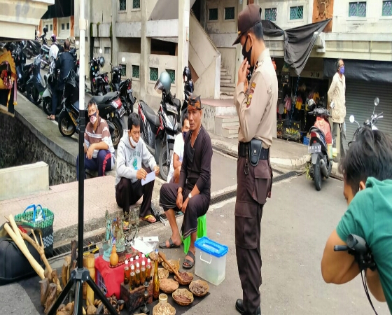 Sosialisasi Adaptasi Kebiasaan Baru, Personil Polres Klungkung Hadir di Pasar