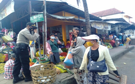 Aparat Polres Klungkung Gelar Patroli Dialogis Adaptasi Kebiasaan Baru di Pasar