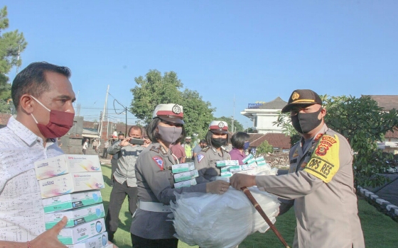 Lindungi Anggotanya Bertugas di Lapangan Kapolres Klungkung Bagikan APD