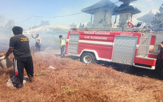 Polisi Bantu Padamkan Kebakaran di Pura Dalem Setra Batununggul
