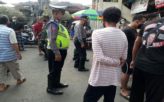 Adaptasi Baru, Personil Polres Klungkung Ingatkan Pengunjung & Penjual di Pasar Patuhi Protokol Kesehatan