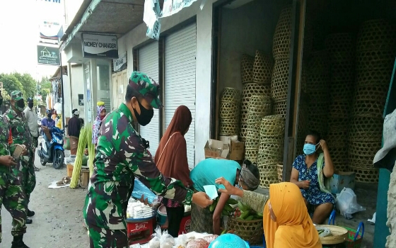 Ajak Warga Disiplin Menggunakan Masker, Koramil Nusa Penida Bagikan Masker