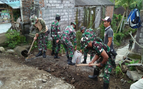 Karya Bakti Pembuatan Rabat Beton Bantu akses Warga