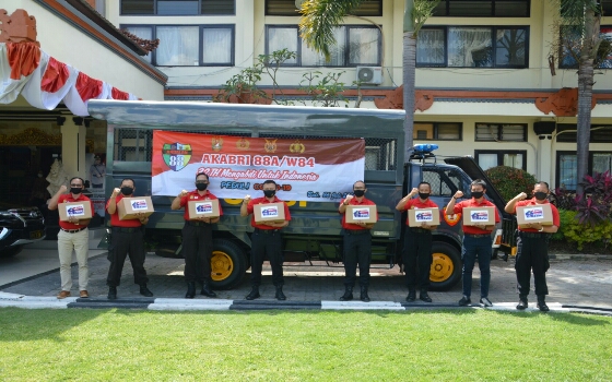 Kapolres Tabanan Distribusikan Sembako Bersumber Dari Alumni AKABRI 88A / W74