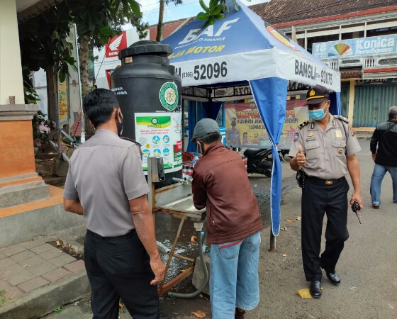 Kanit Binmas Polres Bangli Edukasi Masyarakat Pengunjung Pasar Kidul Agar Disiplin Terapkan Protokol