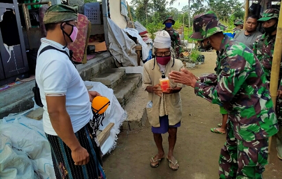 Satgas TMMD ke 108 Lakukan Penyemprotan Disinfektan dan Sosialisasi Protokol Kesehatan