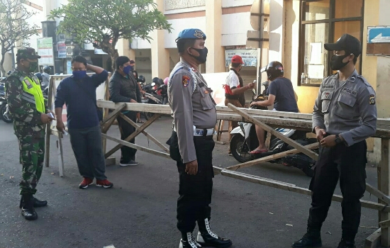 Personil Polres Klungkung Sosialisasi New Normal di Pasar