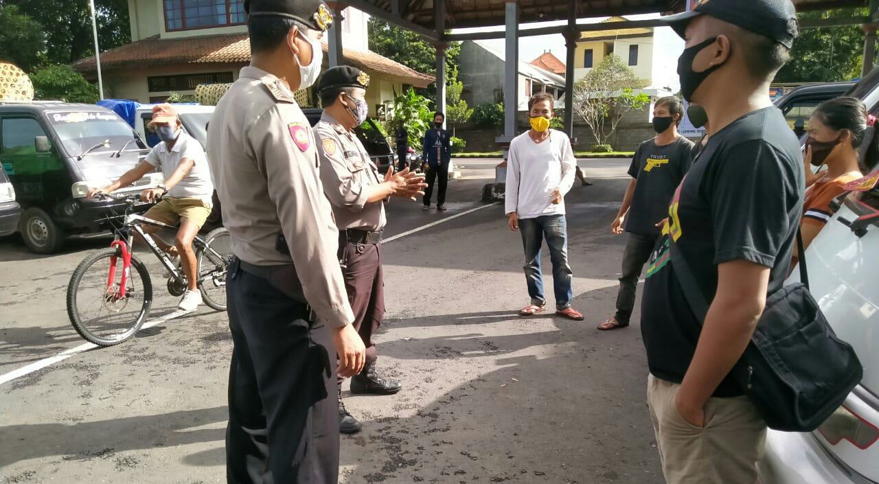 Adaptasi Kebiasaan Baru, Personil Polres Klungkung Imbau Masyarakat Patuhi Protokol Kesehatan Covid-19