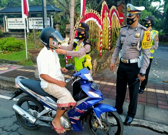 Menjelang Hari Jadi Polwan Ke-72, Srikandi Polres Bangli Bagi Helm Gratis