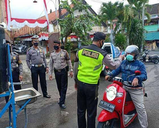 Cegah Penyebaran Covid-19, Satuan Sabhara Polres Bangli Lakukan Pendisiplinan ProKes di Pasar Kidul