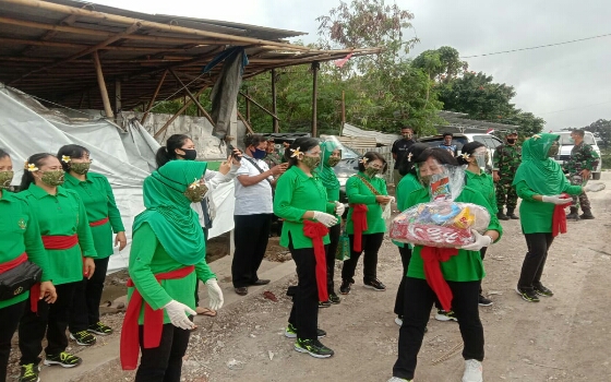 Jumat Berkah,” Ibu Hetty Andika Perkasa Berikan Bantuan 50 Paket Sembako Kepada Warga Kurang Mampu di Tabanan
