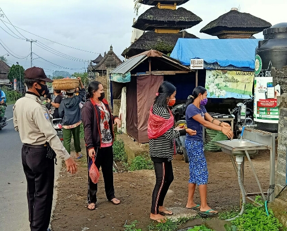 Cegah Covid-19, Kanit Binmas Polsek Susut Beri Edukasi Pengunjung Pasar Lumbuan