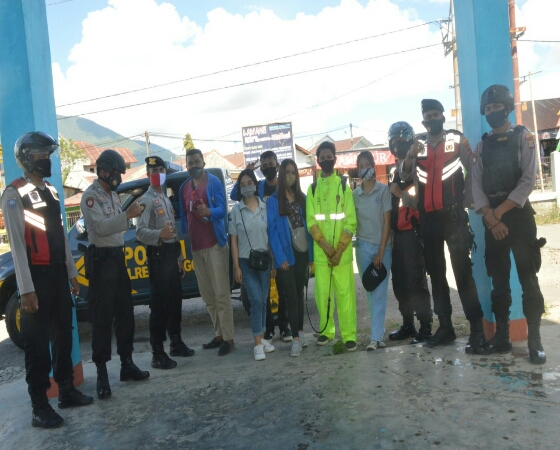 Mahasiswa KKN Unwar Lakukan Penyemprotan Desinfektan di Terminal Mena & Carep