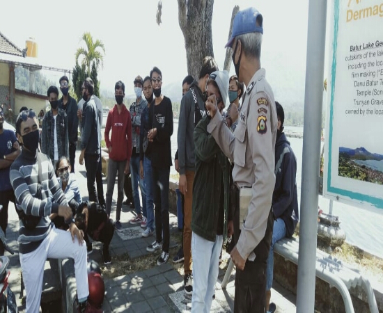 Sat Pol Air Polres Bangli Lakukan Pendisiplinan Protokol Kesehatan Kepada Wisatawan di Danau Batur