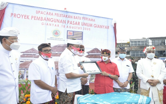 Gubernur Koster Lakukan Peletakan Batu Pertama Pembangunan Pasar Umum Gianyar