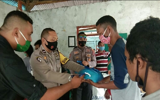 Polsek Borong Bagi Beras dan AMM Bagikan Masker Kepada Masyarakat Kabupaten Manggarai Timur
