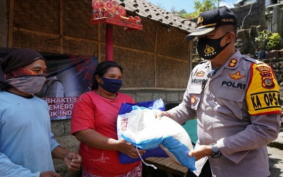 Kapolres Bangli Pimpin Pendistribusian 200 Paket Sembako di Empat Kecamatan