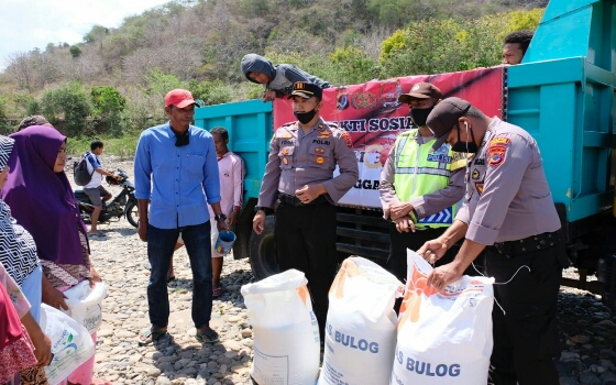 Polres Manggarai Barat Salurkan Bantuan Sembako kepada Warga Wae Telu Lembor