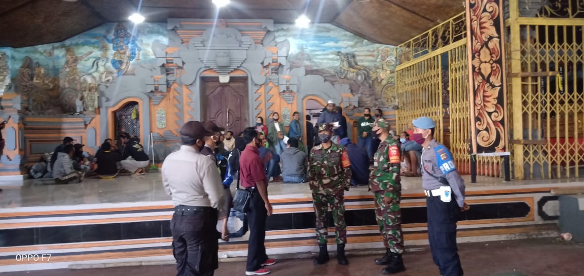 Personel Polsek Kintamani Lakukan Pengamanan Penyaluran BST Tahap IV dan V di Wantilan Desa Batur Selatan