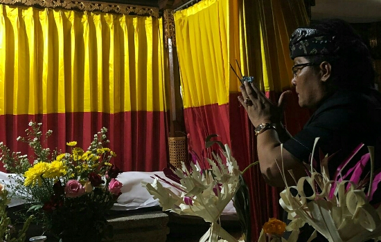 Bupati Giri Prasta Melayat ke Rumah Alm. Mantan Bupati Badung Wayan Dhana