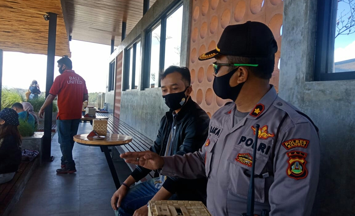 Kapolsek Kintamani Pimpin Pendisiplinan Prokes di Coffee Shop TeguKopi Kintamani