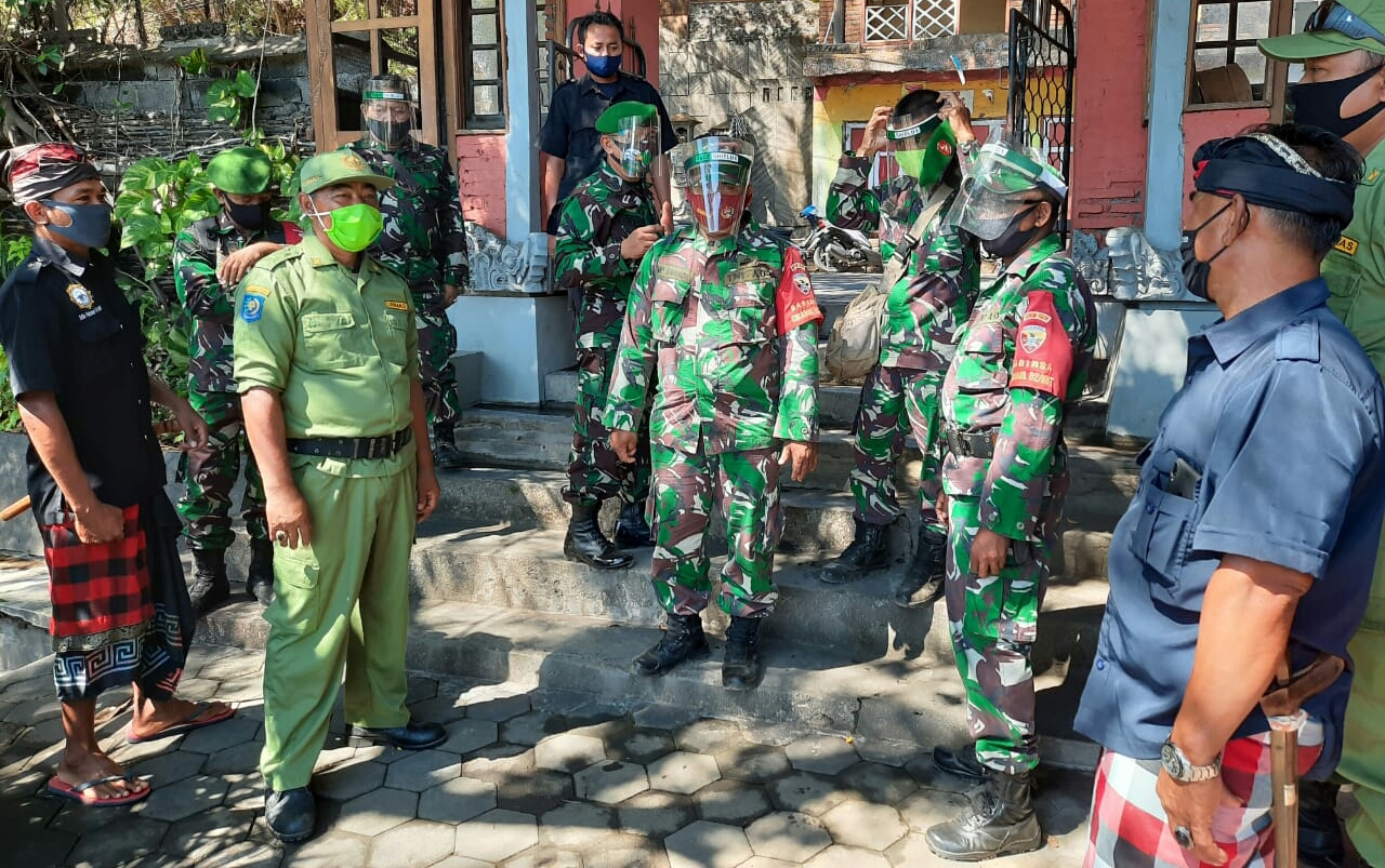 Aparat TNI Bersama Linmas Dan Pecalang Ingatkan Pengunjung Wisata Air Sanih Patuhi Protokol Kesehatan