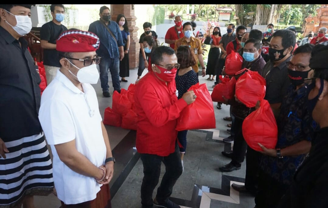 Bantuan Sembako dari BI dan Anggota DPR RI, Wawali Jaya Negara Salurkan Kepada Pekaseh, Pecalang, serta Kadus/Kaling