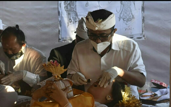 Wawali Jaya Negara Jadi Sangging Upacara Metatah Massal Di Yayasan Natar Agung LapLap