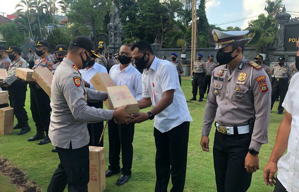 Cegah Kebakaran Kapolres Klungkung Bagikan Apar Kepada Para Kasat