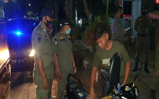 Satpol PP Tertibkan PKL dan Sosialisasi ProKes, Temukan 2 PKL Melanggar Perda dan 5 Orang Tanpa Masker