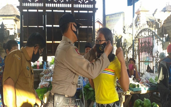 Bhabinkamtibmas Desa Siangan Sambangi Anak-anak,” Ayo Pakai Masker”