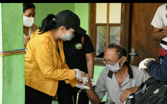 Ny. IA. Selly Mantra Serahkan Alat Bantu Kesehatan Kepada Lansia dan Penyandang Disabilitas di Denpasar Timur