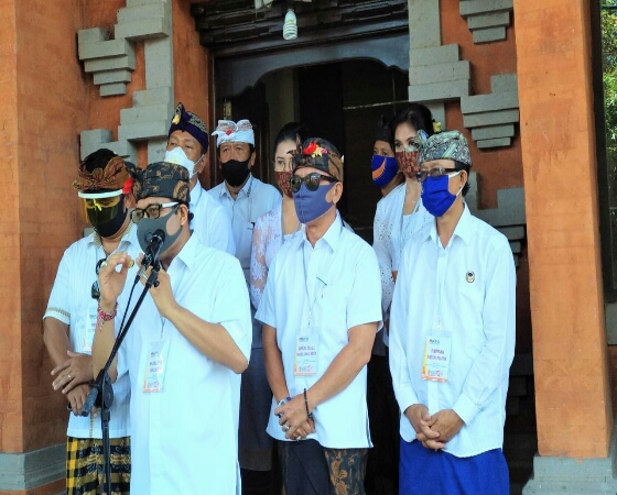 Paket Amerta Daftar Ke KPU Jalan Kaki, Siap Bertarung di Pilwali Kota Denpasar 2020