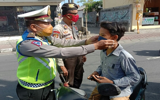 Polsek Kuta Utara Gelar Sidak Protokol Kesehatan di Jalan Pantai Batu Bolong