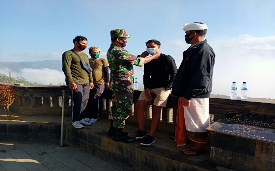 Bersama Tim Gabungan, Personel Kodim Bangli Laksanakan Pendisiplinan Warga
