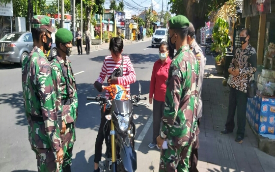 Tingkatkan Disiplin Prokes Kelurahan Sesetan Libatkan Stake Holder Gelar Operasi Masker