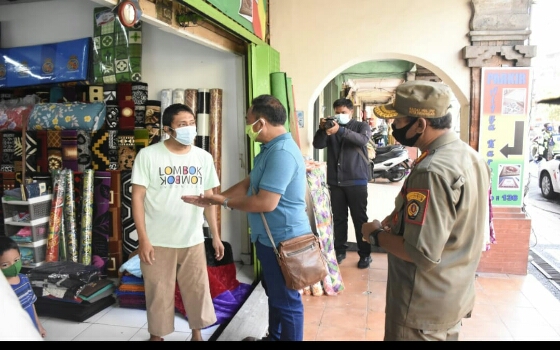 Pantau Penerapan Protokol Kesehatan,  Tim Gabungan Pemkot Denpasar, Polresta Denpasar Dan TNI Gelar Operasi Penertiban