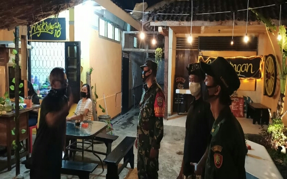 Desa Dangin Puri Kangin Laksanakan Patroli Dialogis Dan Sosialisasi Protokol Kesehatan Di Wilayah Br. Kreneng