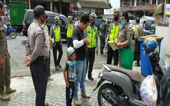 Polsek Kintamani Bersama Instansi Terkait Laksanakan Ops Yustisi Bagi Masyarakat Yang Tidak Menggunakan Masker