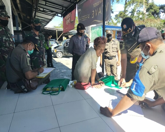 Polsek Kintamani Bersama Instasi Terkait Laksanakan Operasi Yustisi Dan Berikan Tindakan Fisik Ke Pelanggar Prokes